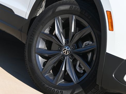 Used 2023 Volkswagen Tiguan SE w/ Panoramic Sunroof Package FWD image 11