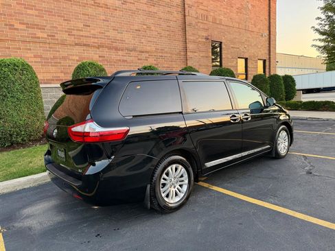 Used 2017 Toyota Sienna XLE w/ XLE Navigation Package FWD image 5