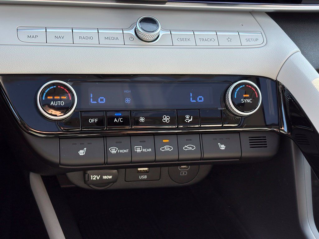 Used 2025 Hyundai Elantra Limited FWD image 14
