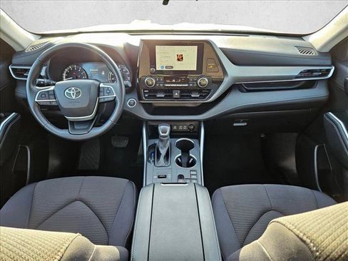 Used 2025 Toyota Highlander LE FWD image 18
