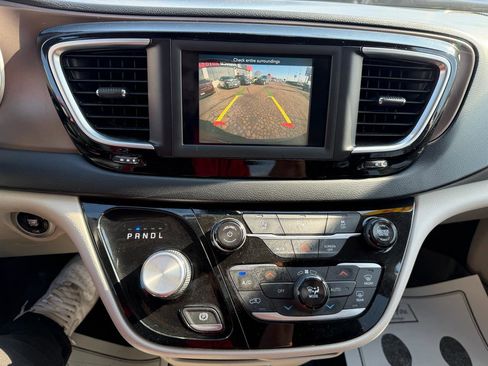 Used 2018 Chrysler Pacifica Touring-L w/ Tire & Wheel Group image 26