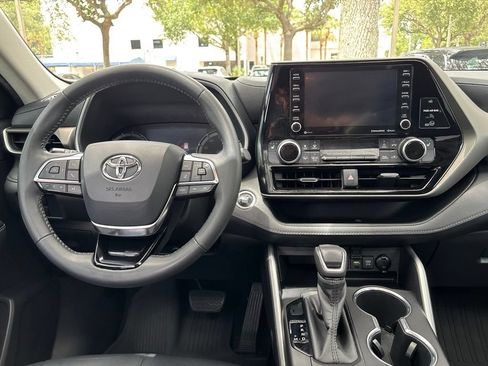 Used 2020 Toyota Highlander XLE FWD image 25