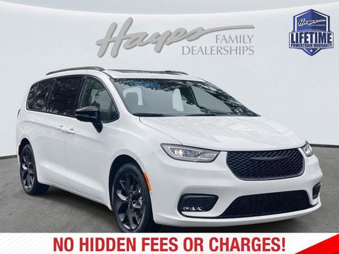 New 2026 Chrysler Pacifica Limited image 2