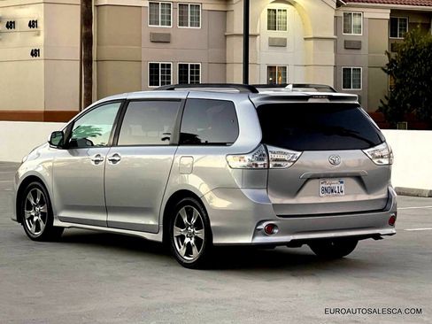 Used 2018 Toyota Sienna SE Premium image 4