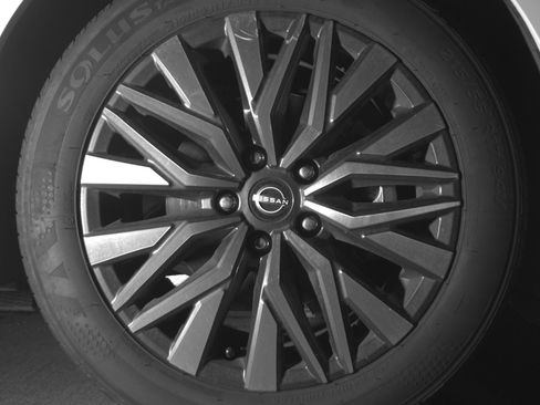Used 2025 Nissan Altima 2.5 SV FWD image 13