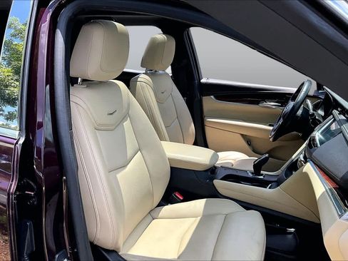 Used 2017 Cadillac XT5 Luxury w/ Driver Awareness Package FWD image 9