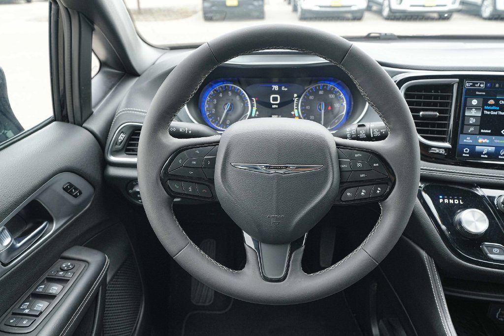 Used 2025 Chrysler Pacifica Limited FWD image 33