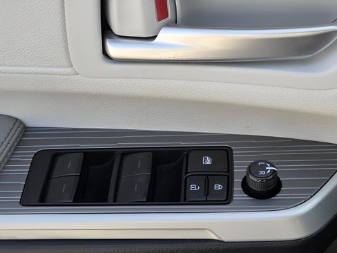 Certified 2025 Toyota Sienna XLE FWD image 26