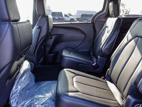 New 2027 Chrysler Pacifica Select FWD image 22