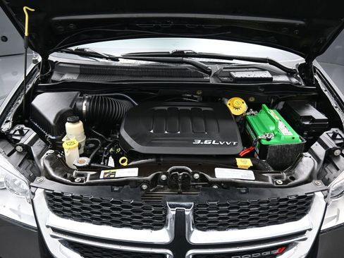 Used 2016 Dodge Grand Caravan SE image 50