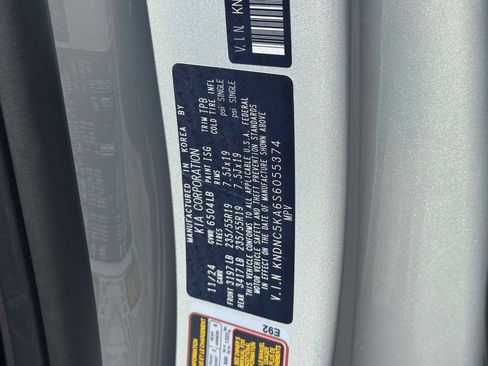 Used 2025 Kia Carnival EX FWD image 18