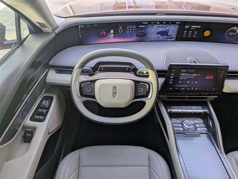 Used 2025 Lincoln Nautilus Premier image 17