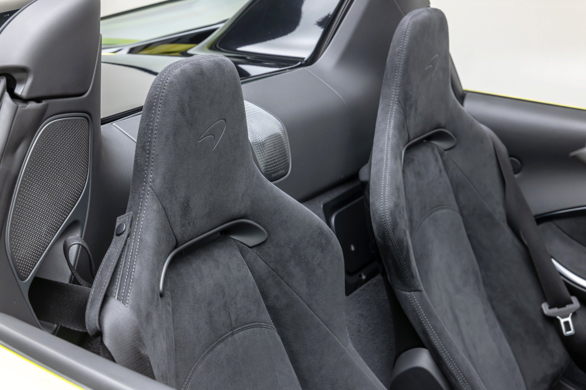 Used 2025 McLaren Artura Spider RWD image 46