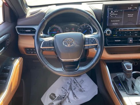 Used 2021 Toyota Highlander Platinum FWD image 11