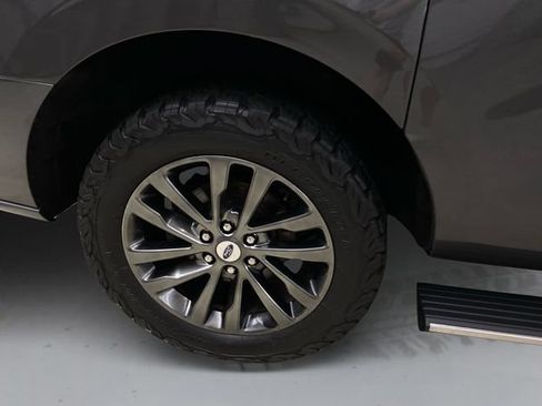 Used 2019 Ford Expedition Max Limited AWD/4WD image 18