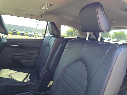 Used 2023 Toyota Highlander XLE FWD image 19