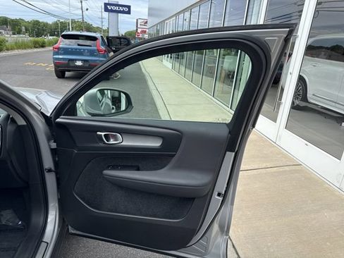 Certified 2025 Volvo XC40 B5 Plus AWD/4WD image 14