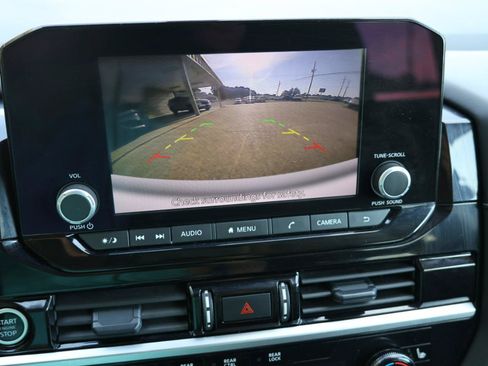 Used 2024 Nissan Pathfinder SV FWD image 15