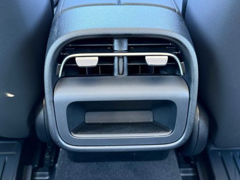 Used 2025 Mercedes-Benz E 350 4MATIC Sedan image 16