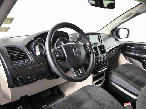 Used 2019 Dodge Grand Caravan SE w/ UConnect Hands-Free Group image 23