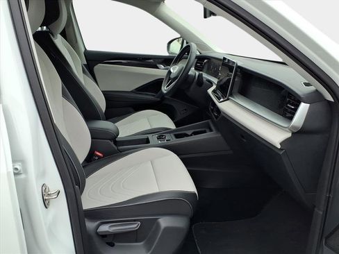 Used 2025 Volkswagen Tiguan SE image 14