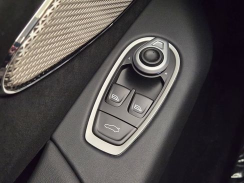 Used 2025 Aston Martin V8 Vantage Coupe RWD image 38