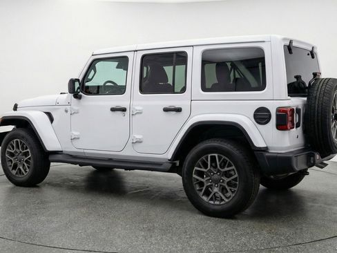 Used 2025 Jeep Wrangler Sahara image 6