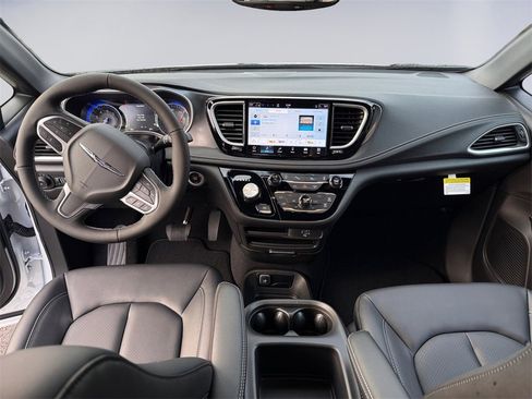 New 2026 Chrysler Pacifica Select image 12