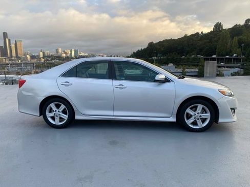 Used 2014 Toyota Camry SE FWD image 2