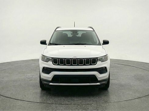 Used 2025 Jeep Compass Latitude image 2