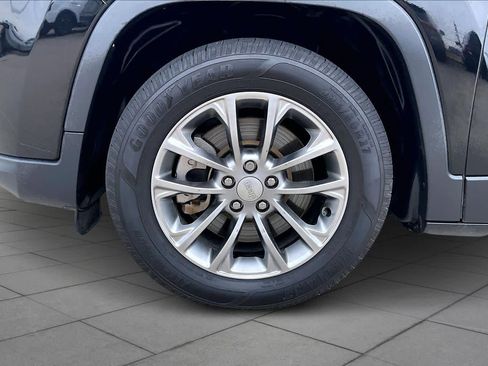 Used 2019 Jeep Cherokee Latitude Plus image 11