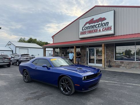 Used 2019 Dodge Challenger SXT w/ Blacktop Package RWD image 2