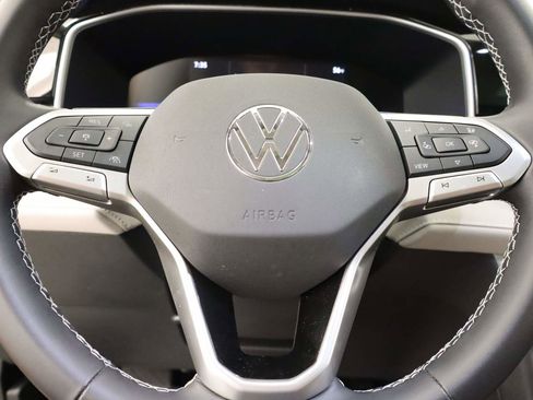 Used 2025 Volkswagen Taos SE w/ Panoramic Sunroof Package FWD image 13