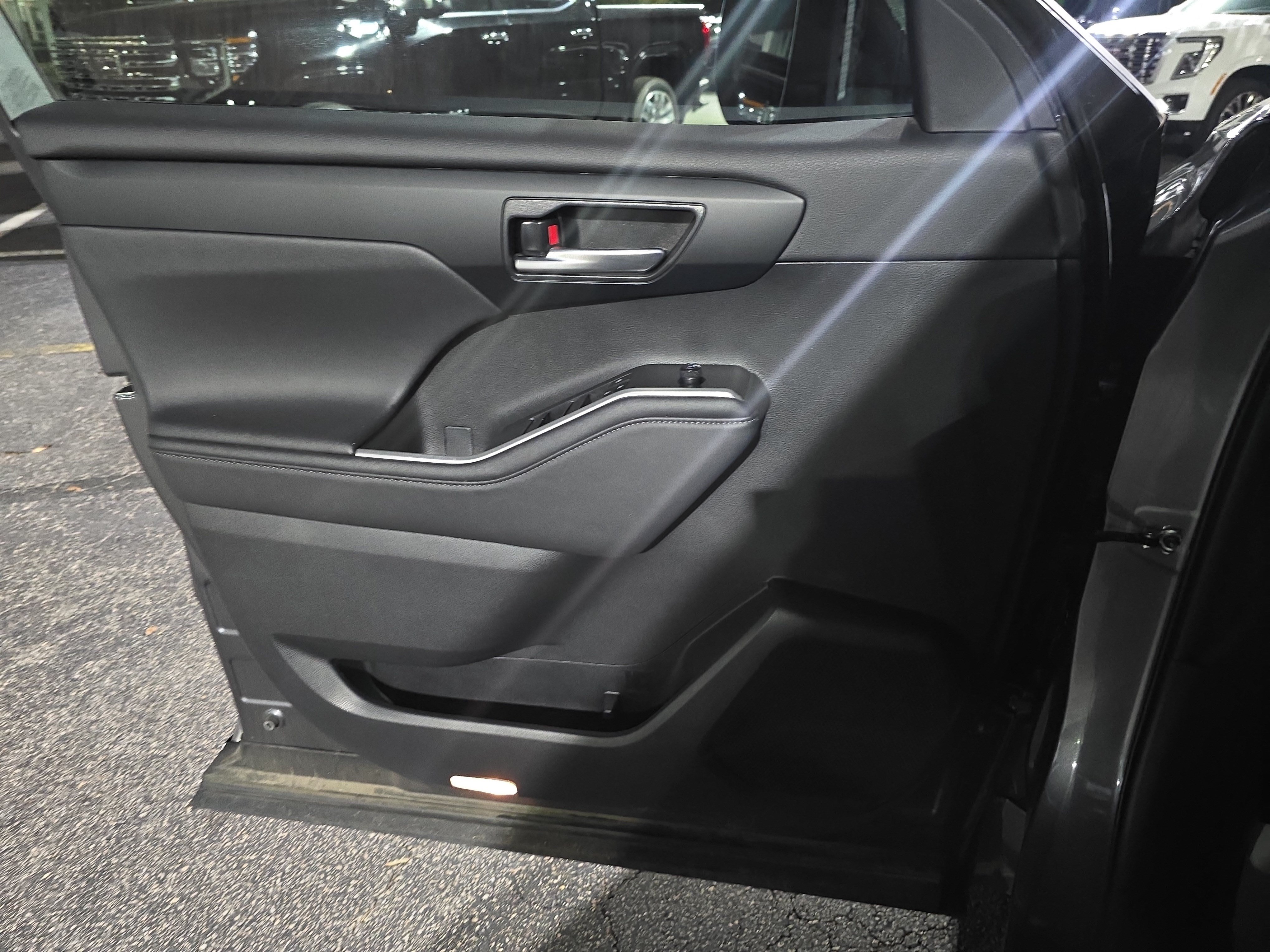 Used 2023 Toyota Highlander XLE FWD image 27