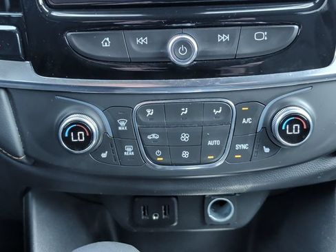 Used 2021 Chevrolet Traverse LT FWD image 18