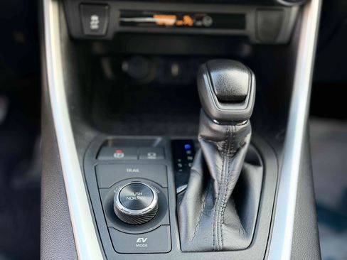 Used 2021 Toyota RAV4 LE AWD/4WD image 24