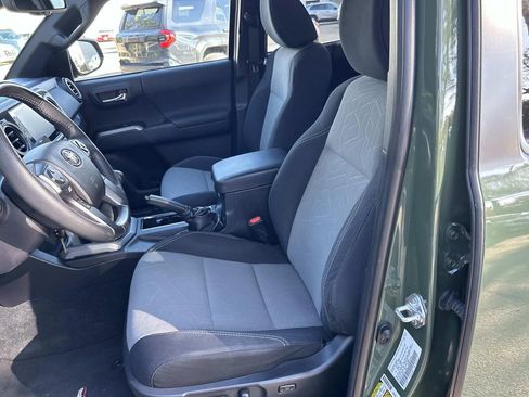 Used 2022 Toyota Tacoma TRD Sport w/ Technology Package image 14