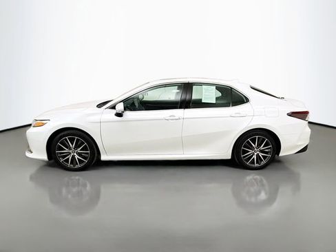 Used 2022 Toyota Camry XLE w/ Navigation Upgrade Package image 4