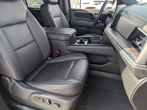 Certified 2025 Chevrolet Suburban Z71 image 11