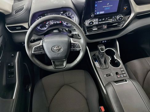Used 2024 Toyota Highlander LE FWD image 25