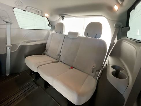 Used 2020 Toyota Sienna LE w/ Carpet Mat Package FWD image 23