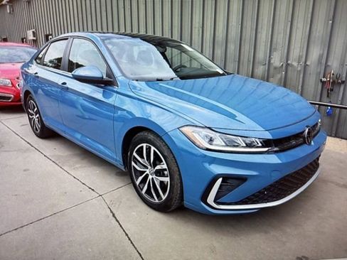 Used 2025 Volkswagen Jetta SE FWD image 1