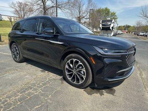 Used 2025 Lincoln Nautilus Reserve image 1