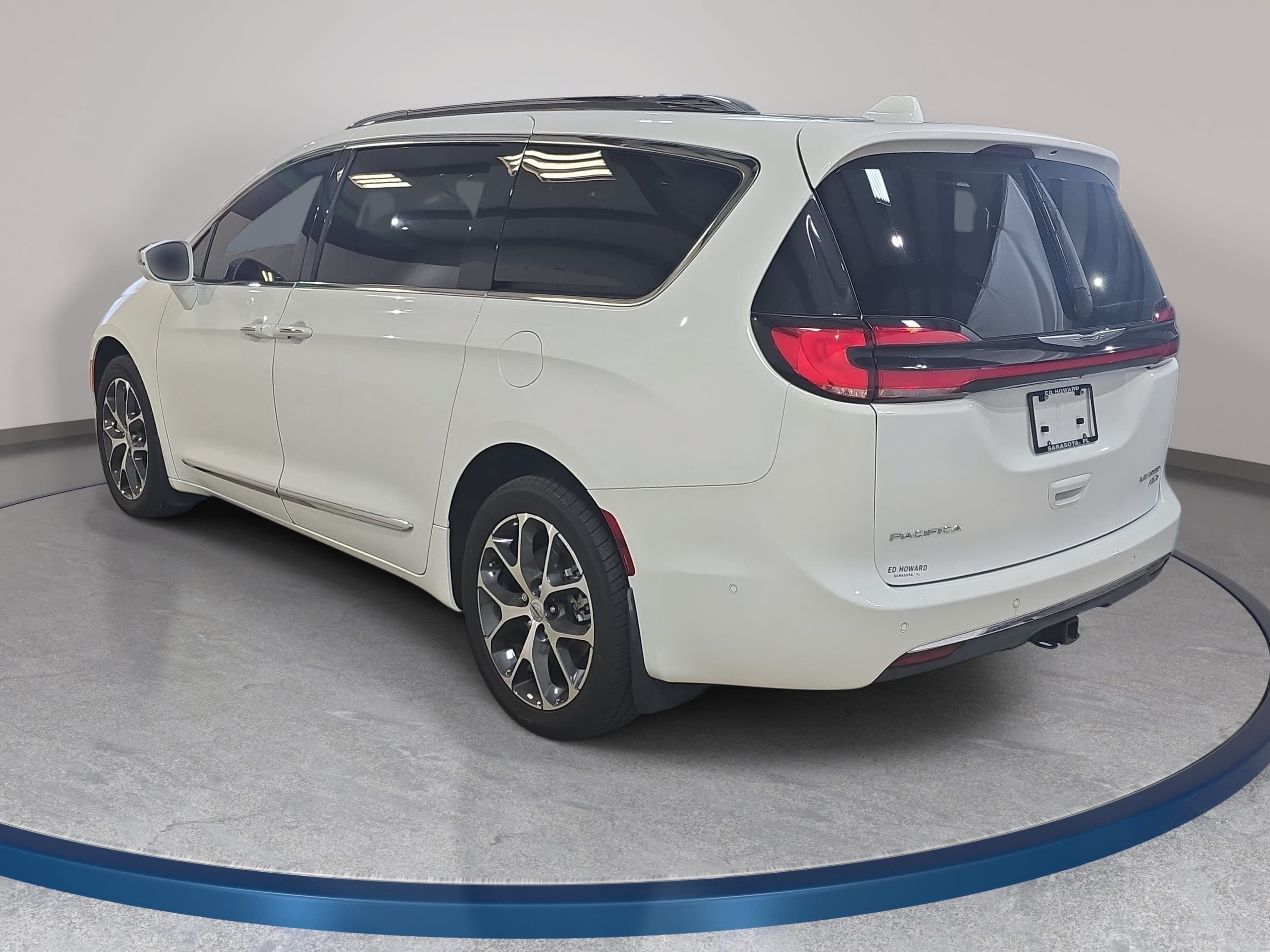 Used 2021 Chrysler Pacifica Limited w/ Uconnect Theater Family Group AWD/4WD image 8
