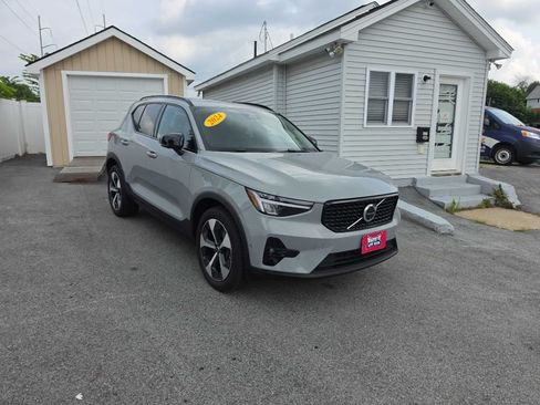Used 2024 Volvo XC40 B5 Plus w/ Climate Package AWD/4WD image 2