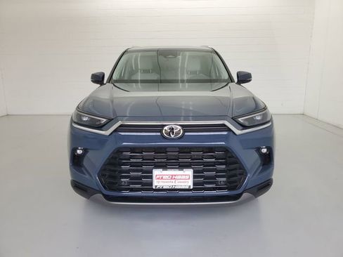 Used 2024 Toyota Grand Highlander AWD image 3