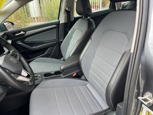 Used 2025 Volkswagen Jetta SE FWD image 8