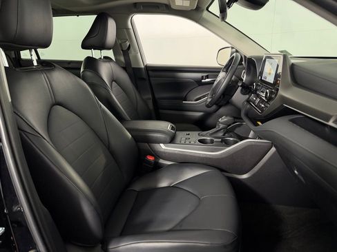 Used 2025 Toyota Highlander XLE FWD image 33