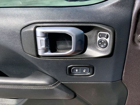Used 2018 Jeep Wrangler Unlimited Sahara w/ Quick Order Package 24M Moab AWD/4WD image 31