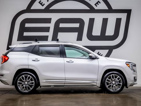 Used 2024 GMC Terrain Denali w/ Denali Premium Package AWD/4WD image 8